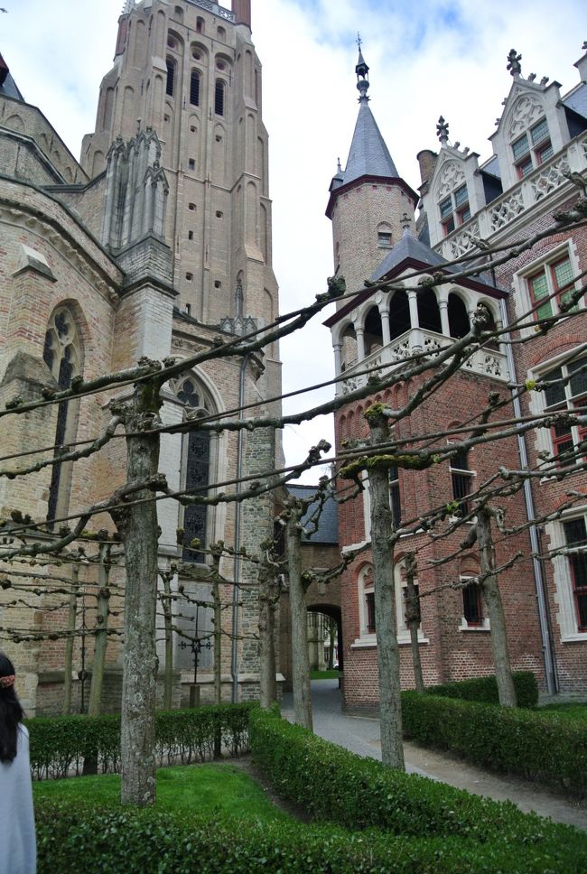 聖母教会と領主の居宅との間の２階部分に、通路が作られている。<br />　礼拝にでかける時に、暗殺にあわないため...ということでもあったらしい。