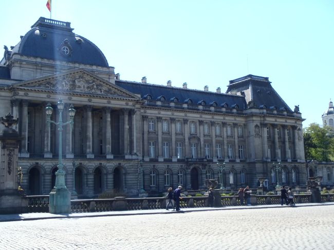 王宮。<br />　国旗が掲揚されているので、国王は国内にいらっしゃる。