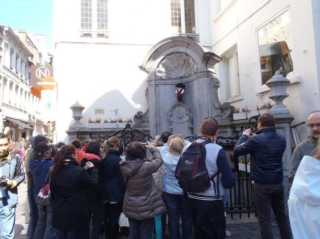 王宮の後に、いきなりこんな画で、申し訳ないですが...小便小僧。<br />