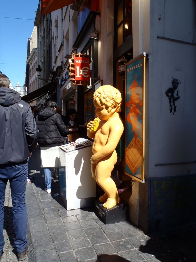 ワッフルをほおばる小便小僧も。　（　くどい　）<br /><br />小便小僧の隣にあり、いつも混んでいます。カロリー控え中なので、食べませんでした。