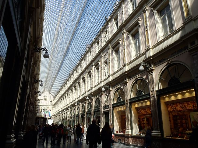 ギャルリー・サン・チュベール。<br />　チョコレート店の老舗、ブティック、カフェなどが並ぶショッピングアーケード。<br /><br /><br />　今日もよく歩きました。<br />　明日はアルデンヌ地方の古城めぐりへ。<br />http://4travel.jp/traveler/tomotaku/album/10771624/