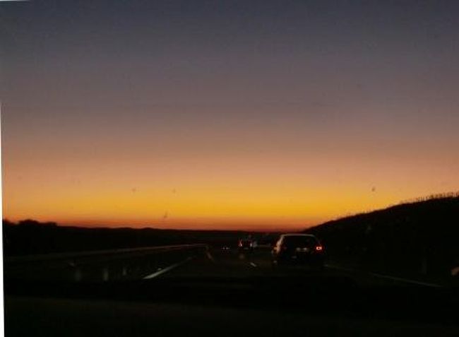 コンスエグラからコルドバに向かう道中。<br />予定が遅れてすっかり日が沈んでしまいました。<br />でも夕焼けが綺麗です。<br />スペインの夕日は本当に大地を赤く染め上げるようで印象的でした。