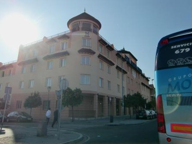 夜7時はもう過ぎていたと思いますがようやくホテルに到着。<br />(写真は翌朝撮ったものです)<br />コルドバのホテルはEsperia Cordoba。<br />メスキータとは川を挟んで位置しますが、細い道が入り組むユダヤ人街より車でのアクセスはとても簡単。<br />メスキータ始め主な観光ポイントまでも橋を渡れば徒歩ですぐで問題なし。<br />雰囲気はビジネスホテルみたいでしたが、とても快適でした。<br />レンタカーで旅行する方にはおススメです。