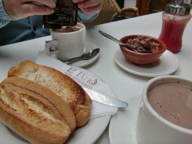 メスキータの近くのホテルのカフェがOpenしていたのでここで朝ごはん。<br />シンプルなパンにベーコンにフレッシュトマトソース、これ最高でした。