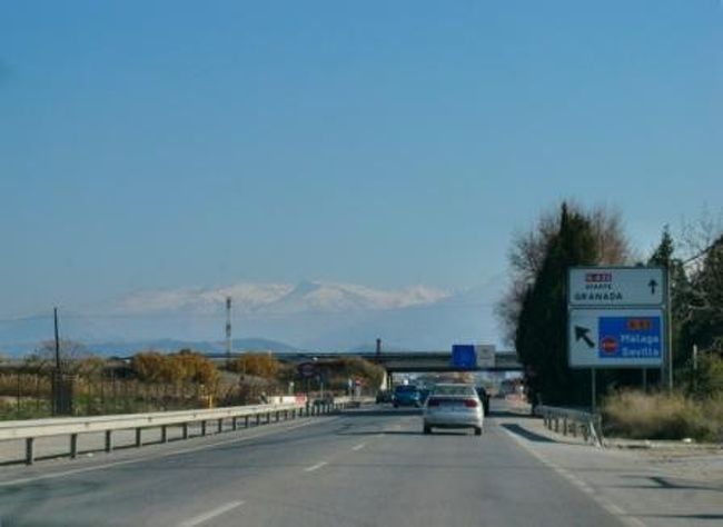 クリスマスのコルドバを満喫し、この旅前半のハイライト、グラナダに向かいます。<br />グラナダまでは200km強、時間で2時間半の道程です。<br />コルドバを出発して1時間半もすると雪を頂いたシエラネバダ山脈が見えてきました。