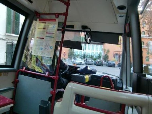 ホテルで少しのんびりした後、市内バスのアルハンブラバスで市内に向かいます。<br />30番のバスで簡単に市内には出ることができました。<br />宮殿から市内は細い道の下り坂。<br />縫うようにしてバスは降りて行きます。