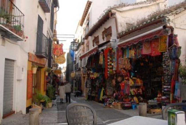 イサベル広場で降りてとりあえず近くのアラブ街に向かいます。<br />名前の通りアラブのお土産を扱う店が並んでいます。