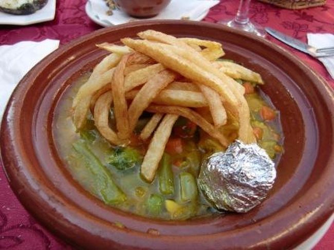 アラブ街で目に着いたレストランで遅めのお昼。<br />チキンのタジン鍋、お腹が空いていたこともあって美味しく頂きました。