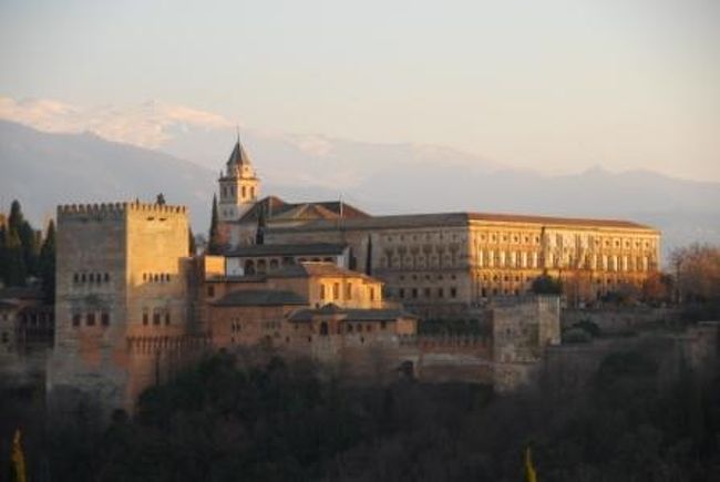 アルバイシンからアルハンブラ宮殿を眺めようということで徒歩でサン・ニコラス広場を目指します。<br />迷路みたいな街並みを地図を見ながら進みなんとか到着。<br />観光客で大混雑でしたが、夕日に映えるアルハンブラ宮殿を眺めることができました。