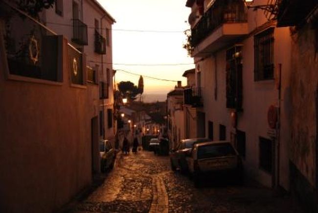 帰りも道に少し迷いながら適当に大通りを目指して散歩を続けます。<br />途中バスに乗ればよかったと少し後悔もしましたが、夕日の中の石畳の雰囲気は最高でした。<br />ちなみにアルバイシンは治安がイマイチというような情報が載っていましたがこの時は全くそんな雰囲気はありませんでした。<br />陽が落ちる前でしたし、またクリスマスということもあったかと思いますが。