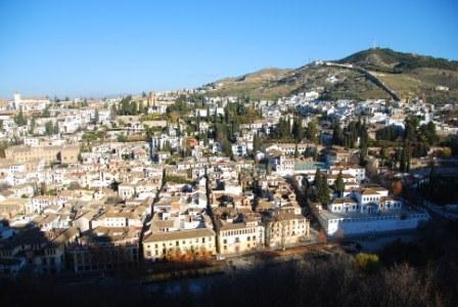 翌朝は朝一でアルハンブラ宮殿のナスル朝宮殿の予約をしていたので朝食前に見学に向かいます。<br />写真は先日とは逆に宮殿からアルバイシンの眺めです。<br />ちなみに予約はWebで行えましたが、予約確認画面がよく分からないため2重に予約してしまいました。。<br />現地で払戻をリクエストしてみましたが、残念ながらできない、の一言で終了。。