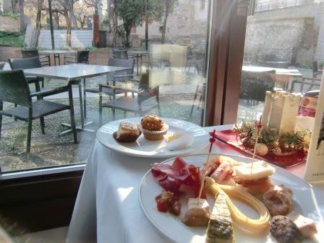 ナスル宮の見学の後いったんホテルに戻り朝食タイム。<br />これができるのはこのパラドールならでは。<br />そしてここの朝食ラインナップはトレドのパラドール以上。<br />Cavaもフリーで朝から３杯ほどグビグビと頂きました。<br />ここのホテルの朝食はこの旅行で文句なしのBestでした。