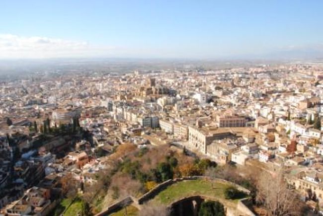 朝食後チェックアウトだけ先に済ませ再び宮殿見学へ。<br />食べすぎで一杯になったお腹を擦りながらまず要塞であるアルカサバへ向かいます。<br />アルカサバは、陳腐な表現ですが、スーパーマリオのクッパ城みたいなイメージ。<br />マリオ気分で砦の一番先、斥候兵が立っていたであろう場所まで進みます。<br />そこからは写真の通りグラナダの街が一望です。