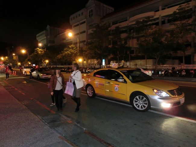 タクシーに乗り士林夜市へ。