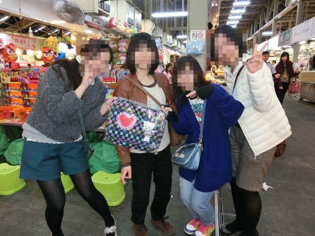 ４人で力を合わせて、ハイセンスすぎるバッグをゲットwww