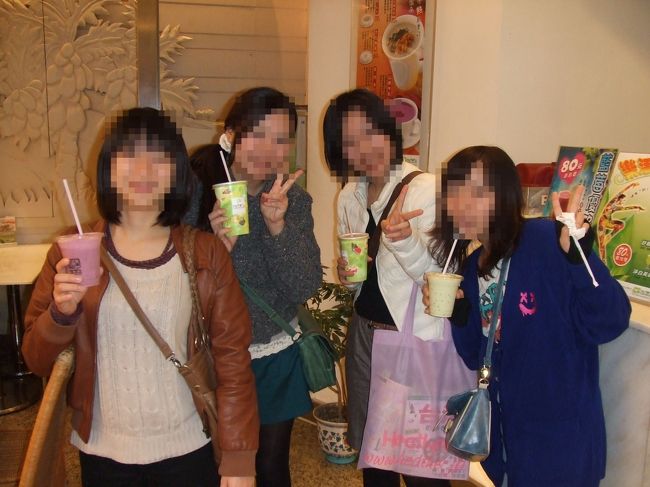 ホテルに荷物を置いてから、西門へ。<br />まずは台北牛乳大王でパパイヤ牛乳を購入。<br />久しぶりに飲んだけど、やっぱり美味しい(´∀｀)