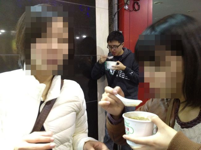 ここではホルモン入りの鰹だしの効いたそうめんみたいなものが食べられます。<br />これがめちゃうまー(ﾟдﾟ)ｳﾏｰ