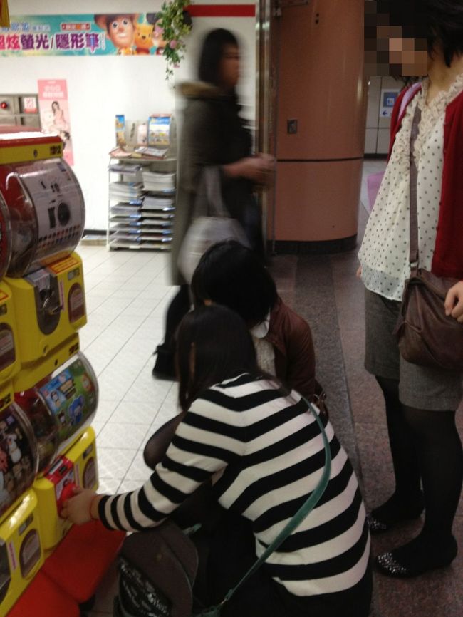 時間を潰すために、龍山寺の駅の中へ☆<br />セブンの隣にガチャガチャがあったので、みんなでやりました(^O^)