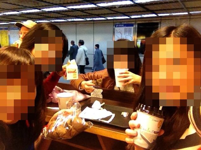 早起きをしていささかお腹がすいたので、駅中にあるパン屋さんで小さなパンとコーヒーを購入。