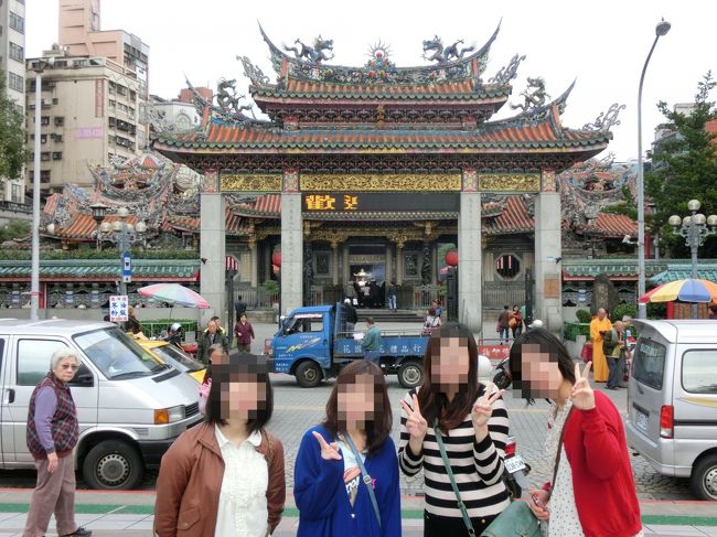 ２日目は早起きをして、福州元祖胡椒餅を食べに龍山寺へ。<br />（ちなみにホテルにも朝食がついていたけど、一度も食べませんでした〜。）<br />地図を見ても見つけられずに困っていたら、怪しいサングラスをかけたおじさんが場所を教えてくれました(^O^)<br />しかし、雑誌には６時頃から開店となっていたのに、開くのは９時からだと言われてショボン…(´・ω・｀)<br />すると、開くまでにまだ時間があるからとおじさんが龍山寺の案内をしてくれるとヽ(・∀・)ノ<br />ＫちゃんとＮちゃんはだいぶ怪しんでいましたが、私はホイホイついて行き、一緒に回ってもらいました♪<br />ちなみにおじさんは日本語が話せず、私たちも中国語が話せなかったけど、なんとなくでコミュニケーションが取れました(*^ω^*)<br />回っている途中からは日本語が話せるお姉さんが色々と教えてくれ、おみくじも引くことができました☆<br />台湾人、みんないい人ー(o>ω<o)