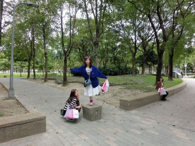 公園があった〜。<br />一度ホテルに戻り荷物を置き、小龍包を食べに濟南鮮湯包へ。