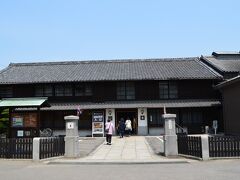 その先には、日本で唯一の酢の博物館「酢の里」があります。
普段は、見学するためには予約が必要なのですが、この日は自由見学できました。聞いてみると年に数回自由見学の日があるそうです。