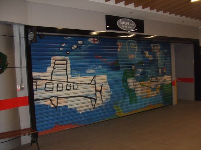 地下街もほとんどの店のシャッターが閉まっていました。<br />でもシャッターに描かれてた絵が可愛かった(´∀｀*)