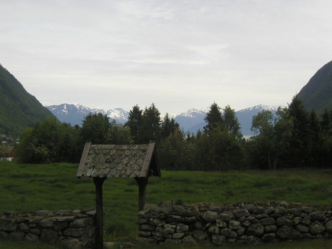  Ｈｏｖｅ Ｓｔｏｎｅ Ｃｈｕｒｃｈ<br />この教会は１１７０年頃に建てられたソグネフィヨルド地区最古の石造建築物で、ノルウエーでも最も古いものの一つである。Ｈｏｖｅの名は農場の名称に因むものであるが、土地の富裕な土地所有者が個人的な礼拝堂として建てたと考えられている。<br />  建築家Ａ．Ｂｌｉｘが１８８０年代にベルゲンのＨａｋｏｎｓｈａｌｌｅｎの復元を指揮していた時にＶｉｋの業者から滑石の供給を受けたが、彼は後にこれはＨｏｖｅ Ｓｔｏｎｅ Ｃｈｕｒｃｈを壊して供給したものであることに気付いた。この教会は１８７０年に世俗化されてしまっていたが、彼は破壊を食い止めるためにこれを買い取り、自分で復元した。<br />  彼の目的はこの教会を原型通りに復元することであり、厳密な仕様に基づいて作業を遂行した。壁、通路、窓の修理に使用する滑石は古い採石場から品質の良いものを選んで運び込んだ。中世期のものでない内装品は全て取り去り、壁やステンドグラスは中世様式のものを特注した。１９０１年に亡くなったＢｌｉｘはこの教会の下に眠っている。<br />