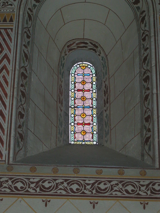 Ｈｏｖｅ Ｓｔｏｎｅ Ｃｈｕｒｃｈ<br /><br />ここも内部は見られないと諦めていたが、女性ガイドについて７，８人のグループがやってきてドアの錠を開けたので、一緒に入れないか尋ねたら、入場料を払えばよいということでＮＯＫ３０を払って一緒に入ることができた。<br />どうやらガイドは保存協会の人らしい。ここの見学を終えると彼等はＨｏｐｐｓｔａｄのステーブチャーチに向った。<br />