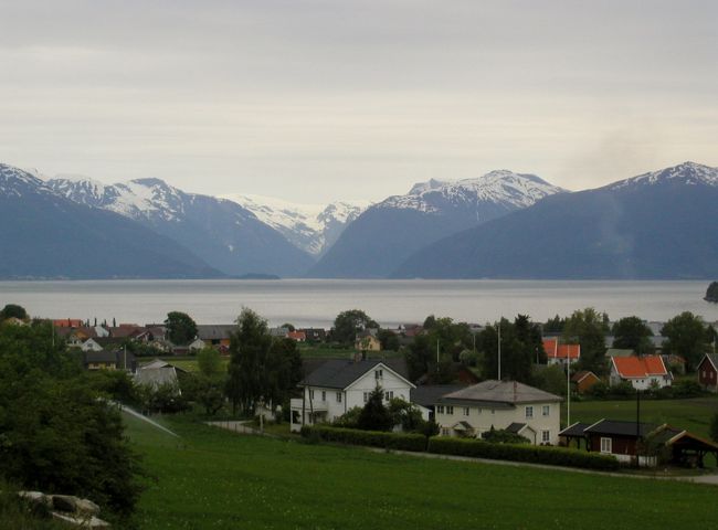 Vikの町からソグネフィヨルドを望む