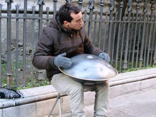 グラナダを離れる前にカテドラルと王室礼拝堂を見学。<br />向かう途中で不思議な楽器を奏でるお兄さんと遭遇。<br />これ、なんていう楽器なんでしょう。<br />スチールドラムを柔らかくしたような音色でとても印象的でした。