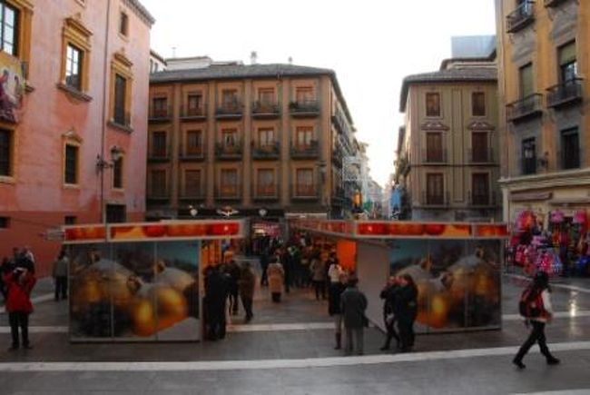 最後にカテドラル近くの広場でブラブラ。<br />これにてグラナダは終了、マラガへ向かいます。<br />約150km弱、1時間半ちょっとの道のりです。<br />Vol.4に続きます。