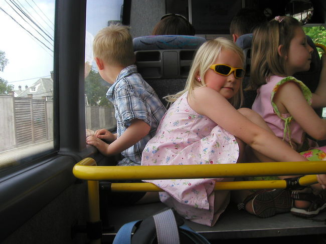 帰りのバス車中、荷物台に載せられた子供