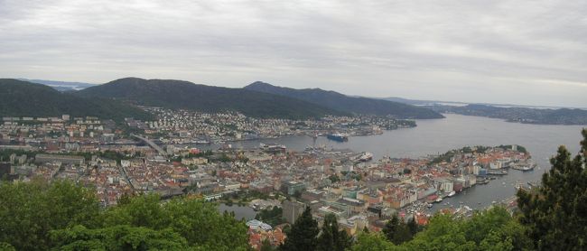 Floyen山頂から<br /><br />更に高い６００ｍのUlriken山へのロープウエーは修理のため今年は休業だそうだが、どこにも事前の情報はなかった