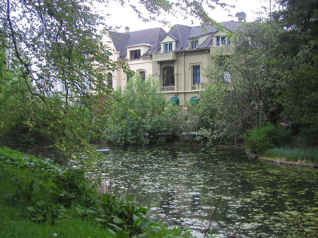 ホテルと近くの公園