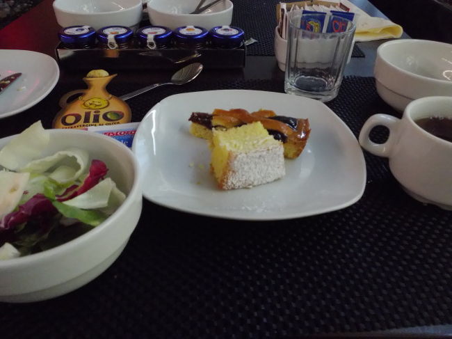 デザートのケーキは日によって変わる。