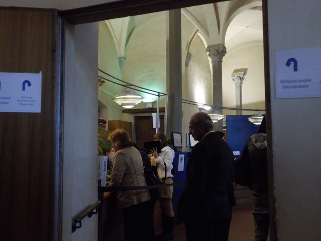 インフォメーション内。<br />フィレンツェ・カードは、この奥のインフォメーションではなく中に入らずこの写真のすぐ左で購入しました。<br />