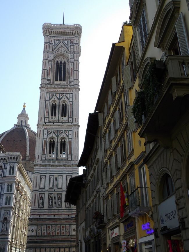 今回このジョットの鐘楼に挑戦するため、お昼休みに階段で鍛えた。<br />４１４段。「かかって来なさい。」