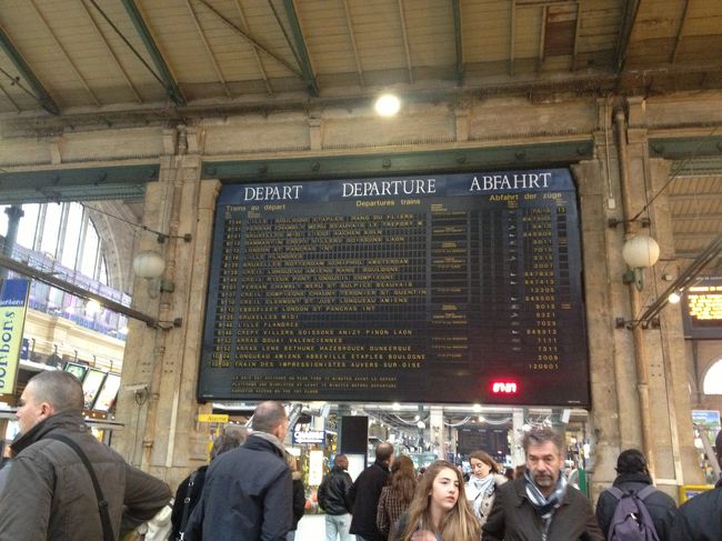 4/28<br /><br />おはようございます♪明日には帰国ですが、今日は一大イベント・日帰りベルギー旅行に出掛けます！<br /><br />朝起きたら、歩き過ぎて身体が筋肉痛･･･バキバキです。<br />でも、旅先ってなぜか早起きが苦じゃない。今日も6:30起床です。<br />今日はホテルの朝ごはんはパス、7時過ぎにホテルを出ます。<br /><br />国際列車の発着駅になっているGare Du Nordまでは乗り換え１回です。<br /><br />Loise Michel(３番線)→Reaumur Sebastpol(４番線)→Gare Du Nord、と行くつもりが、３番線に乗ってる際に乗り換え駅の４番線マークに×マークが付いてます！<br /><br />え？乗り換え出来ないってこと？！<br /><br />着いて乗り換え出来ない！となったら嫌なので、乗り換えするつもりだった駅に着く前にVilliersで２番線に乗り換え、昨日モンマルトル→シテと行ったルートで４番線のGare Du Nordに到着。<br /><br />余裕を持ってホテルを出ましたが、列車の発車時刻の1時間前に着けました。ホッ。<br /><br />私は8：25発のタリスに乗ります。<br />