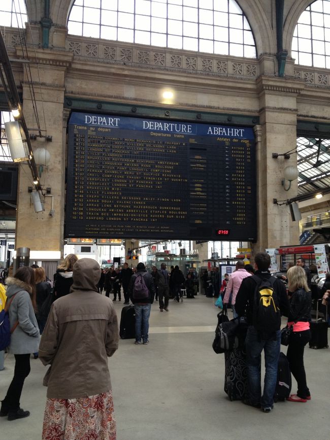 外国の駅！って感じがして好きな１枚です♪<br /><br />大きなホームにユーロスターやTGVがたくさん停まっていて、ワクワクします。<br /><br />自分が乗る列車は何番ホームか、というのは直前にこの掲示の一番右に出ます。<br />10分前くらいにしか出ない、と聞いていたのですが、私の時は30分くらい前に出てました。<br />(ホームがわからないと言っても、停まってるタリスはすぐに確認出きるのであせらなくても大丈夫です)<br /><br />朝ごはん食べてないし、駅で調達！<br />タルトとエスプレッソを購入。<br />おしゃれっぽいですが、うっかりcafeと言ってしまったのです<br />。<br />(フランスではcafeはエスプレッソとのことです)