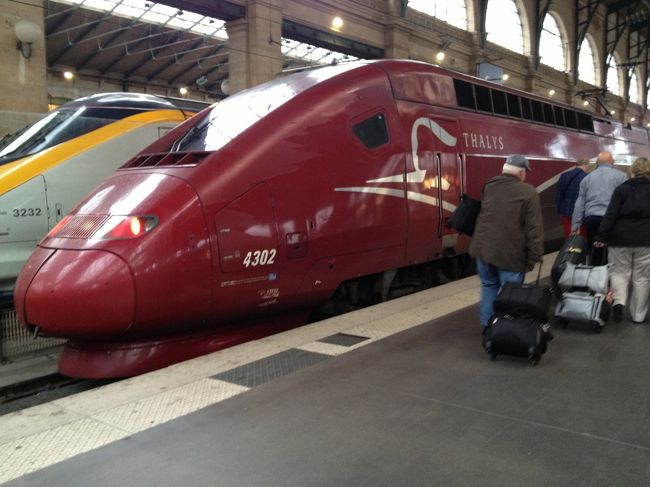 これが私の乗るタリスです♪<br /><br />チケットのコーチ(車両番号)とシートナンバーを確認。<br /><br />乗車時に入口にタリスのロゴ入りの制服を着たかっこいい係員さん(車掌さん？)がいるので、切符を見せて乗り込みます！<br /><br />切符はレイルヨーロッパのサイトで２月ごろに購入しておきました。<br />安さ重視で購入したので、今回は２等の席です。<br />往復のチケット、送料、手数料で10000円ちょっとでした。<br /><br />切符に刻印はいらないようでしたが、通すだけなのでホームの前にある黄色の刻印機に一応通しておきました。