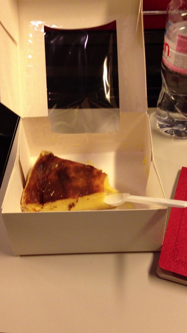 ２等の席でも日本の新幹線より広くて快適です♪<br /><br />窓際の席だったので、ワクワクしてたのですが、通路側の席にもうサラリーマンらしきおじさまが。<br /><br />私そっちの席なので、いいですか？とジェスチャーすると、おじさま気を利かせてなのか窓際の席にさっと詰めてくれてました･･･<br /><br />あぁ〜私が地味にかなり楽しみにしていた、リアル世界の車窓からごっこが･･･<br /><br />事前に座席を確認していて、帰りは通路側の席だというのもわかっていたのでがっかりです。<br /><br />でも、「私、窓際がいいんです！」などと言えず･･･<br /><br />買ったタルトでも食べようっと。<br />フランスではスーパーなどでもよくありますが、プリンを焼いてタルト型にしたようなものです。<br />甘めの朝ごはんでエネルギーチャージ♪<br />