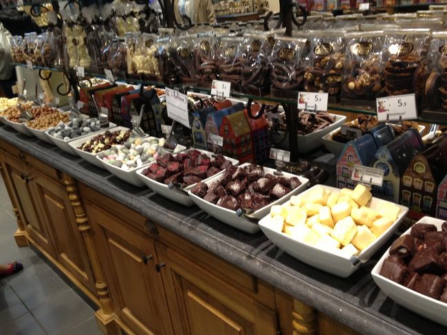 国鉄乗り場ってどこだろう･･･とさまよっていると、さっそくチョコレート屋さん発見！！！<br /><br />テンションあがるぅぅーーー！！<br /><br />まだブリュッセルに着いたばっかりなのに、買っちゃいます笑。<br /><br />100g/2.9ユーロでした。<br />(La Belgique Gourmandeと言うお店です。グラン・プラスの方にもお店がありましたが、そちらは観光地価格なのか100g/3.6ユーロでした。)<br /><br />店員さんが宝石箱みたいな箱に入れたケースの中から試食をどうぞ、と寄って来てました♪<br />さらにレジをしてもらっているときにもチョコをくれました。<br /><br />マシュマロをチョコレートでコーティングしてあるものが美味しかったです★<br /><br />･･･ベルギーいい国だ･･･<br /><br />着いてそうそううきうき気分になり、あせることなくのんびりチョコをつまみながら電車を探します。もぐもぐ。