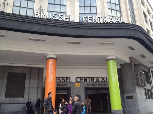 ブリュッセル中央駅に到着！<br /><br />まだ人はそんなにいないですね。<br /><br />日帰り旅行だったので、行きたいところは調べてありましたが、地図までは購入していませんでした。<br /><br />とりあえず、<br /><br />１.グラン・プラスに行く<br />２.小便小僧を見る<br />３.ベルギーワッフルを食べる<br /><br />これが帰るまでに達成出来ればいいです！<br /><br />なんとなーーーく人の流れていく方向へついていってみる。そしたら着きそうな気がする。<br /><br />