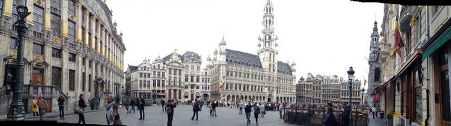 なんとなーーーく歩いて行ったら、あっという間にグラン・プラスに着きました！！！<br /><br />正直、スムーズに着きすぎてびっくり！そして思ってたより小さい広場でした。(小さすぎてここがグラン・プラス？いや、そんなはずないな、とまで思ってしまいました)<br /><br />ほんとに中央駅から近くて、５分くらいで行けます。