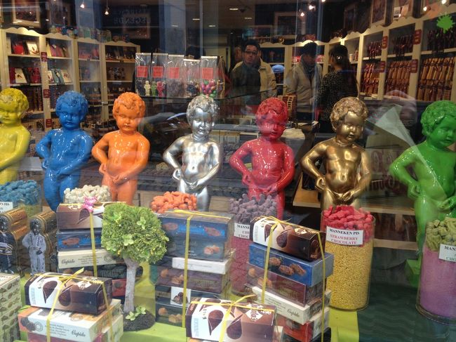 思ってたより早くグラン・プラスに着いたので、とりあえずさっと見て他のところへ。<br /><br />何やらにぎやかな通りへ。<br /><br />お土産屋さんがたーくさんありました。<br /><br />「４つ買えばもう１個おまけ！！！」みたいな感じでベルギーチョコがたくさん詰まれてました。<br />ずさんに詰まれていますが、やっぱり外国のチョコレートと言うことでパッケージもかわいいのでお土産にいいと思います。<br />でも、ちょっと購買意欲がそがれるずさんな積まれ方なんですよねぇ･･･笑<br /><br />小便小僧のかたちのチョコレートはベルギーらしいですね！<br /><br />カラフルな小便小僧たちが！