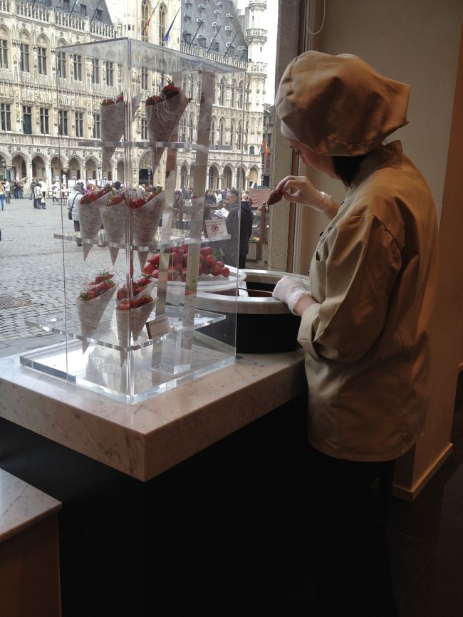 ゴディバでもこのお店でしかいただけないという、チョコディップいちご！！！<br /><br />シルシルミシルでも紹介されてましたね♪<br />このビジュアルはきゅんとしますねーーー！<br /><br />絶対食べたい！と思っていたのですが、おなか減ってないからなぁ･･･と思ってやめておきました。<br />でもいちごはかなり大ぶりで美味しそうでした！<br />ちなみにお値段は6.5ユーロ。<br /><br />あと、あくまで個人的主観ですが、ゴディバのチョコレートは値段の割りにそこまで美味しくないと思うんですよねぇ･･･。<br />お値段が高いので、リッチな気分にはなれるんですが･･･<br />高いと思って食べるから美味しく感じる、っていうのはあると思います。