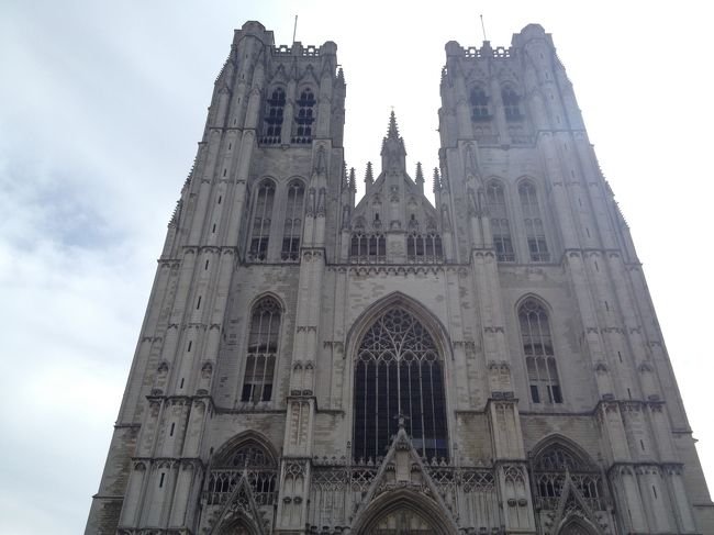 サン・ミッシェル大聖堂まで歩いて来ました。<br /><br />こちらも来ようと思っていたので、iPhoneでグーグルマップをスクリーンショットしておきました。<br /><br />海外に来たらフライトモードにして、Wi-fiのあるところだけで通信するので、現地でグーグルマップを使いながら散策するということが出来ないんですよね･･･(海外パケ放にすればいいんでしょうが、１日3000円くらいかかるので、いつもフライトモードにしたまんまです)<br /><br />思っていたよりもグラン・プラスからも近くすぐに着きました。<br /><br />ブリュッセルはそこまで人も多くなく、きれいで散歩するにはパリよりいいなぁ〜という印象。