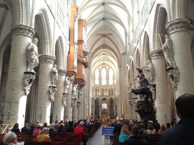 天気がいいので、差し込む光がきれいですね。<br /><br />日曜日の午前中だったので、ミサをしていたようでした。<br /><br />入るのは特に問題ないようだったので、後ろのほうで静かにして写真を撮らせていただきました。