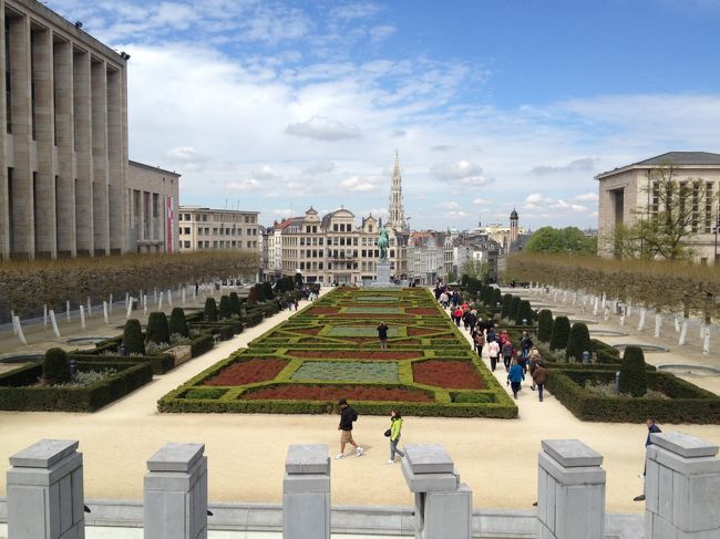 芸術の丘からの景色。<br /><br />と言っても、ここが芸術の丘というのは帰ってから知りました。<br /><br />ブリュッセルは徒歩で歩けるところに見所がすべて詰まっているので、きっちり調べていかなくてもなんとなく歩いてれば全部行けちゃう感じでした。<br /><br />遠くにはグラン・プラスが見えます★